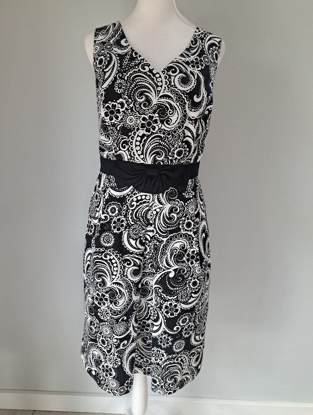 Tahari Black & White Paisley V-Neck Sleeveless Dress with Waist Sash Fully Lined
